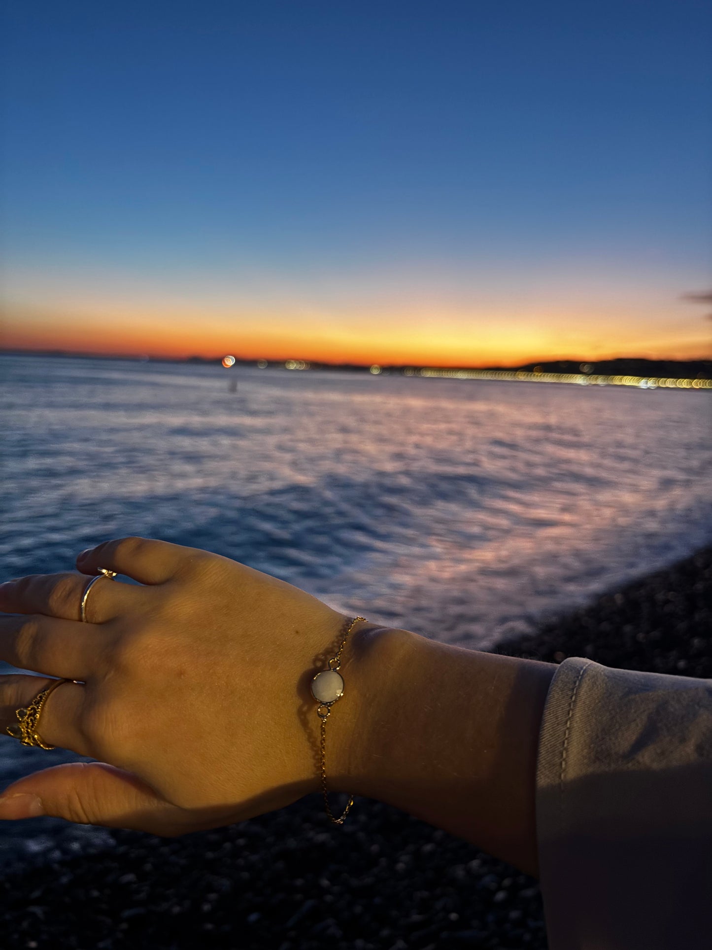 Bracelet à perle blanche.