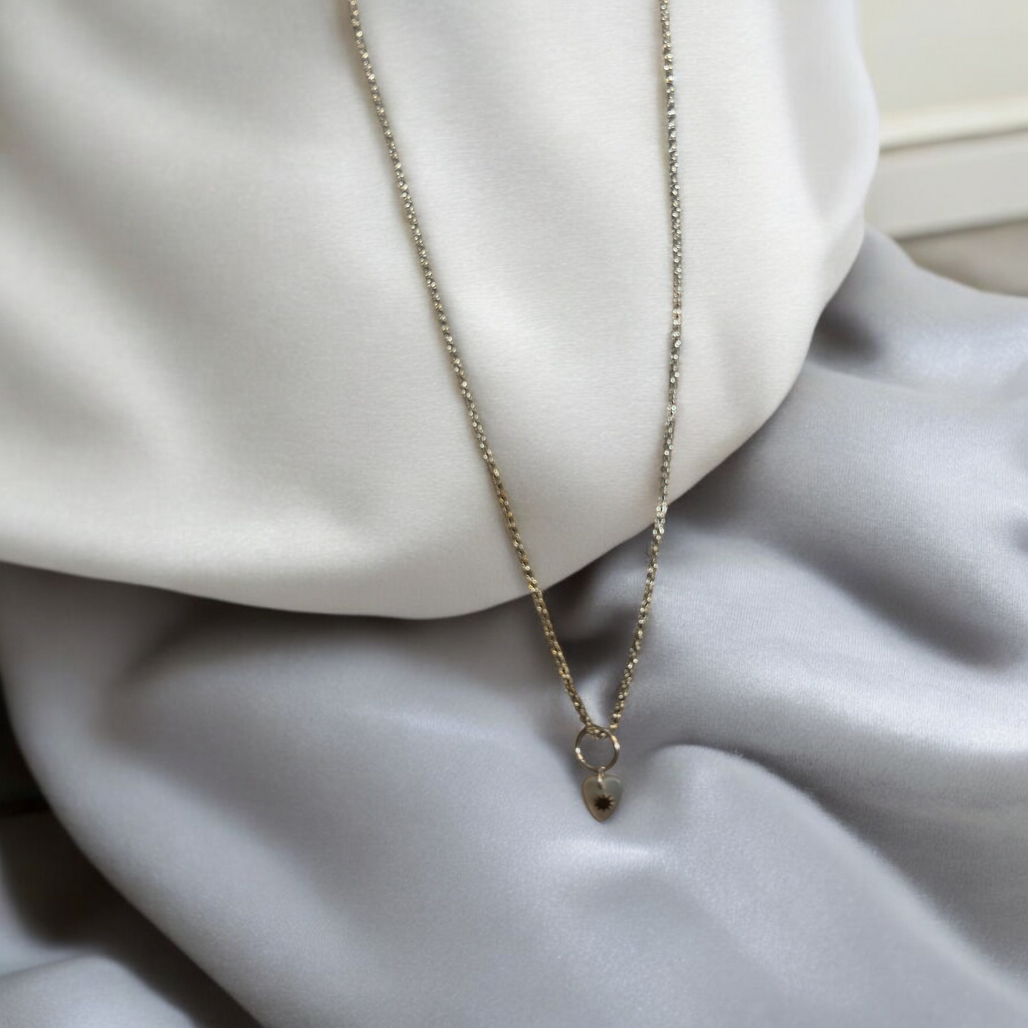 Collier avec un pendentif coeur.